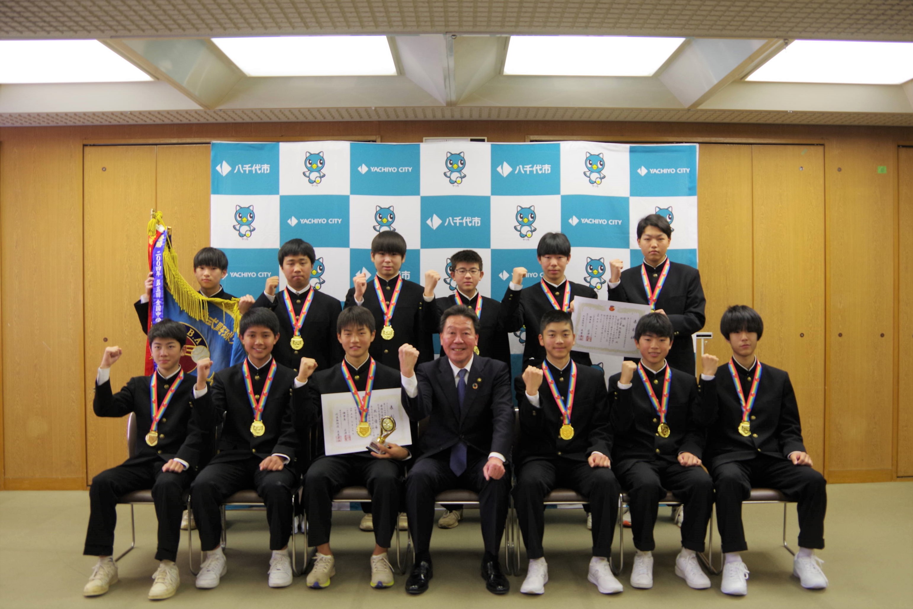 阿蘇米本学園合同チームの皆さんと市長の集合写真