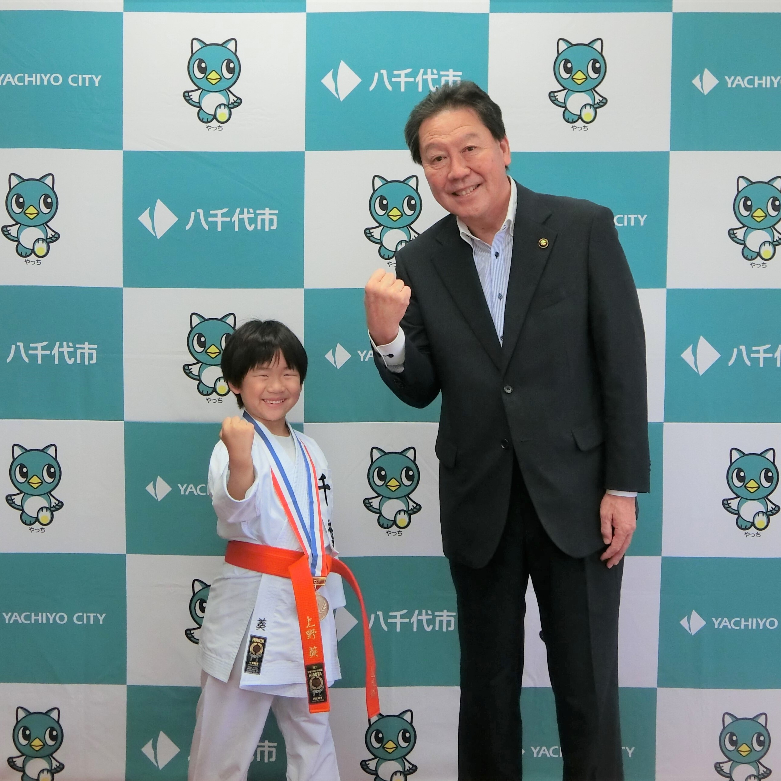 上野葵選手と市長