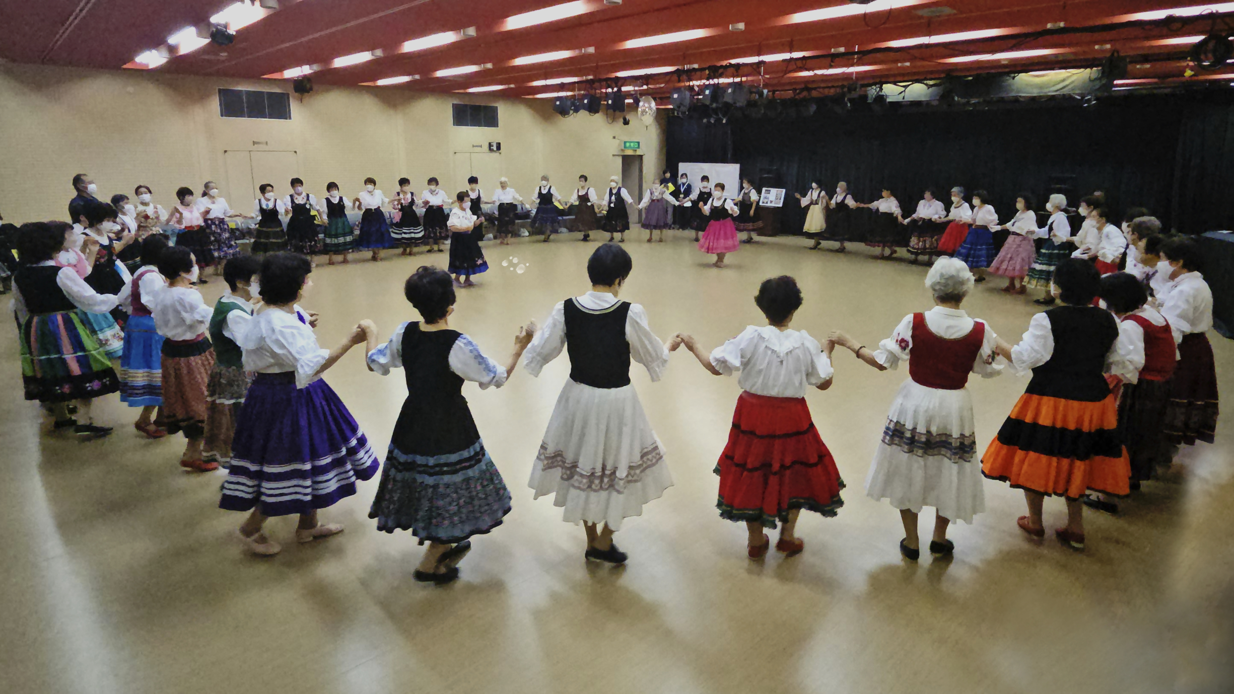 フォークダンスを踊る皆さん