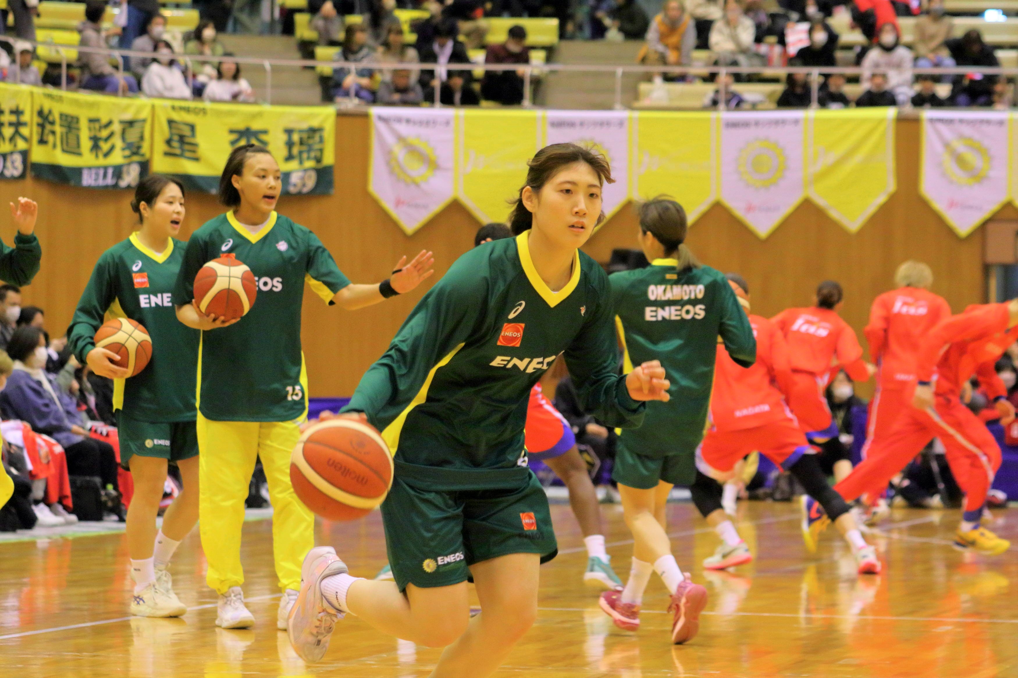 ウォーミングアップをする花島選手