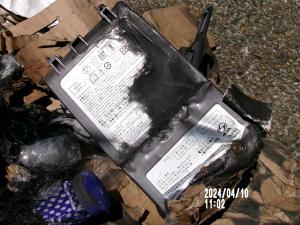 発火事故後のリチウムイオン電池の写真