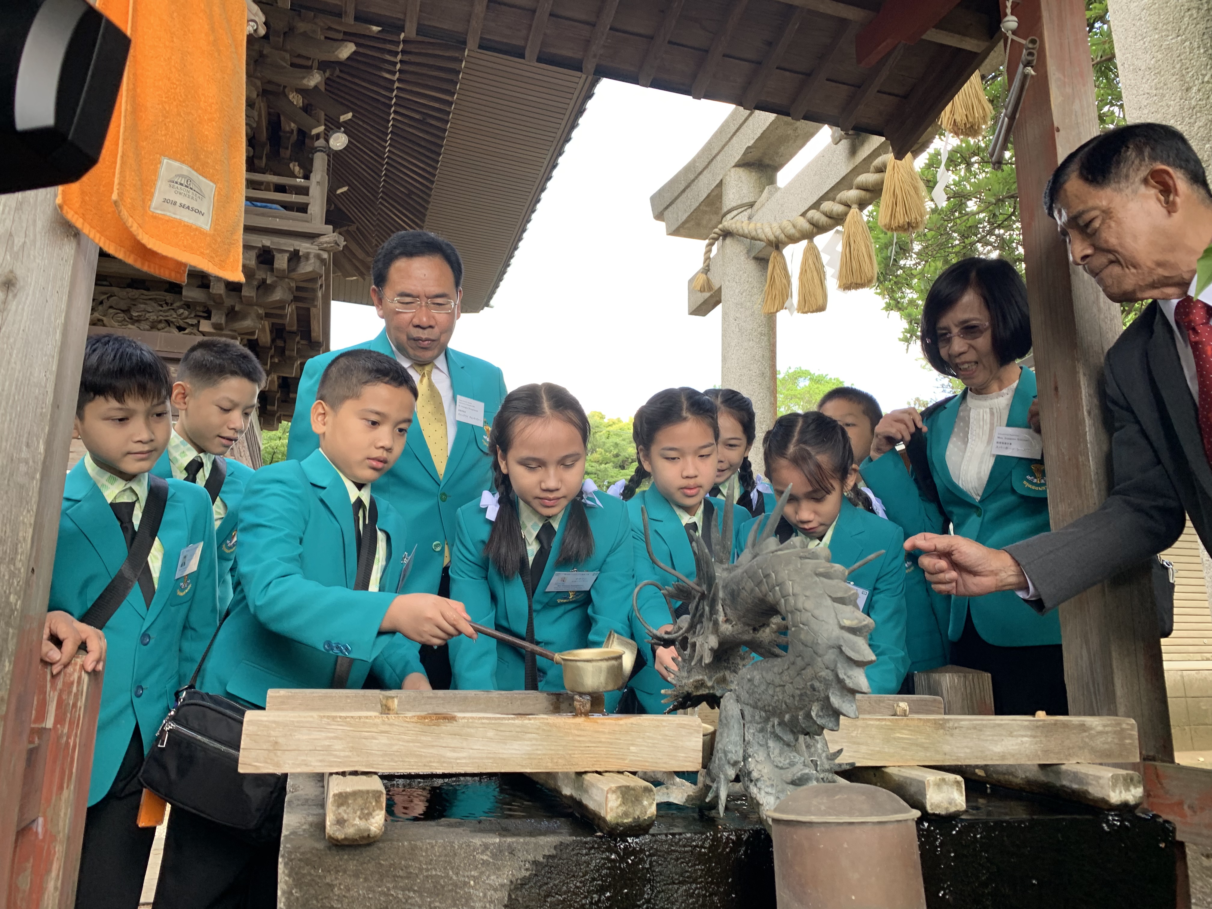 飯綱神社で取水を体験の画像