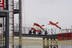 写真中央　ロープブリッジ渡過　和田隊員