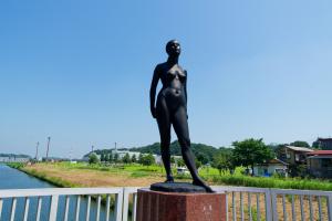 村上橋のブロンズ像「太陽」の画像