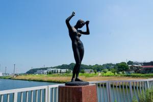 村上橋のブロンズ像「緑」の画像