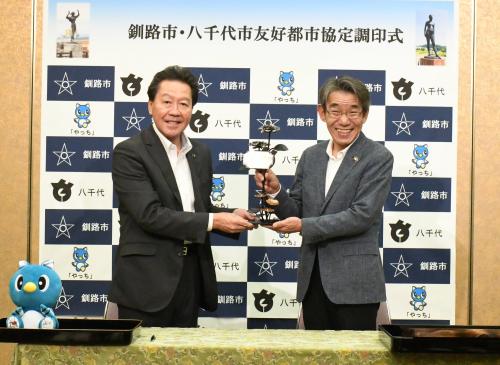 八千代市からの記念品を贈呈する服部八千代市長の画像
