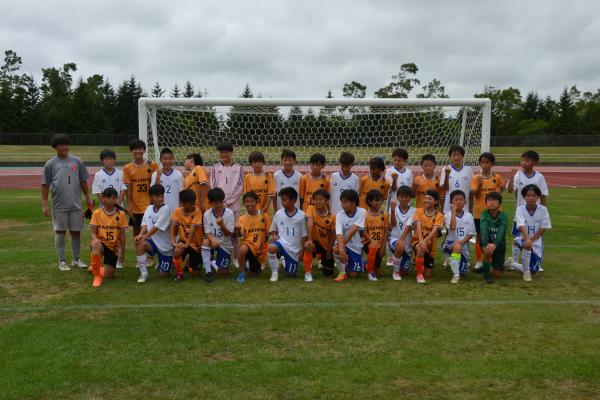 両市のサッカー選手団の集合写真
