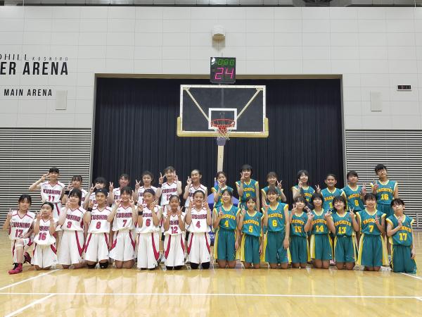 両市のミニバスケットボール選抜女子の集合写真
