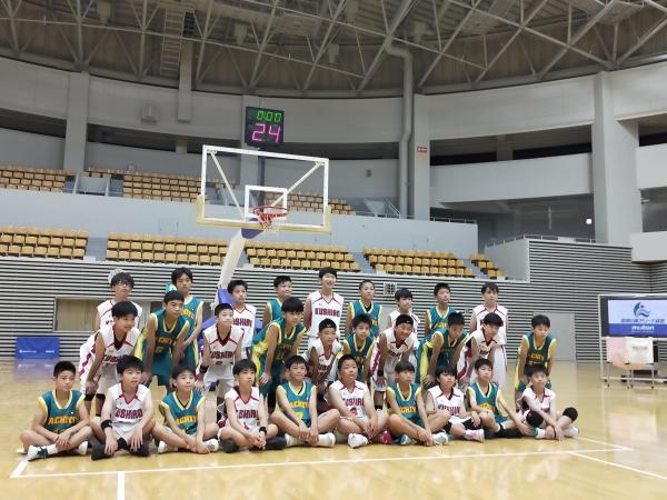 両市のミニバスケットボール選抜男子の集合写真