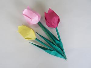 折り紙で折ったチューリップの花