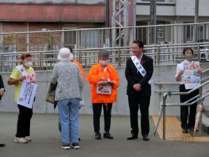 赤い羽根共同募金駅頭募金の写真