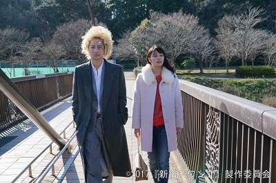 ​なかよし橋を渡る綾野剛さんと広瀬アリスさんの画像