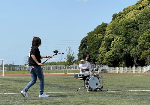 演奏をする田浦さん