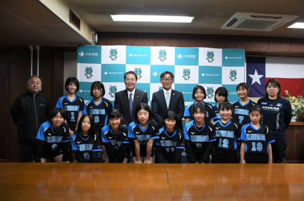 市長、教育長と萱田ジュニアバレーボールクラブ