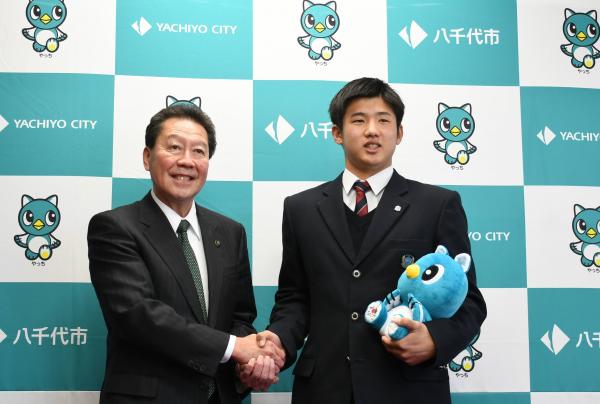 市長と石塚裕惺選手