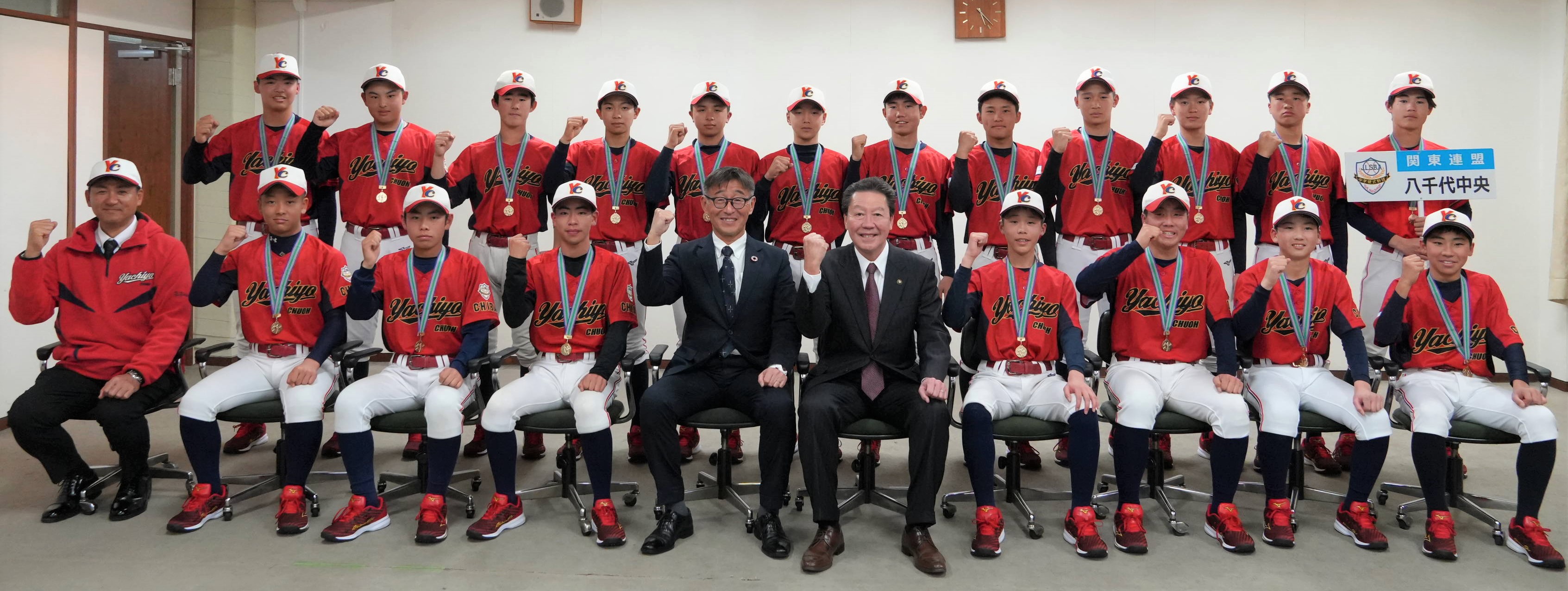 市長と教育長と八千代中央リトルシニアのみなさん