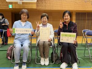 Bグループ優勝のカーリング勝田Bの皆さん