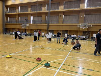 フロアカーリング大会の様子