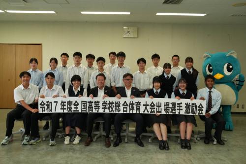 服部市長と嶺岸教育長と出場選手の皆さんとやっち