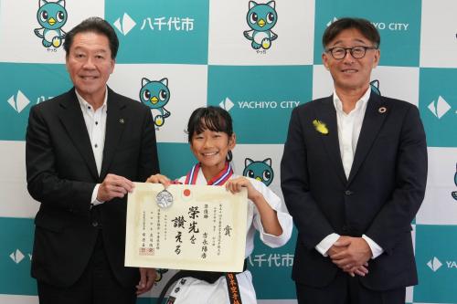 吉永陽香選手と服部市長と嶺岸教育長