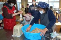 R6年度味噌づくりの様子①