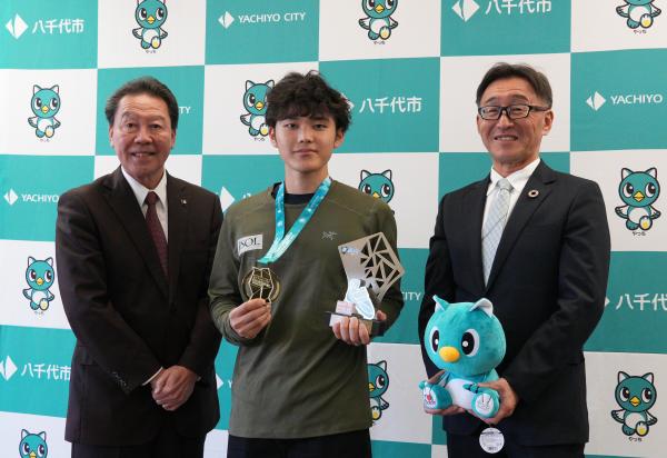 服部市長と安楽選手と嶺岸教育長