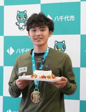 安楽選手と誕生日ケーキ