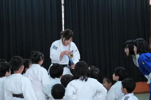 金メダルを見せる角田選手