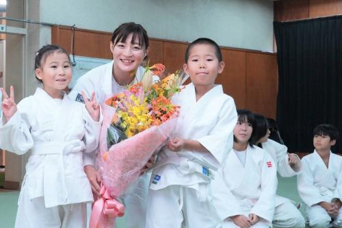 角田選手の子どもたちから花束贈呈