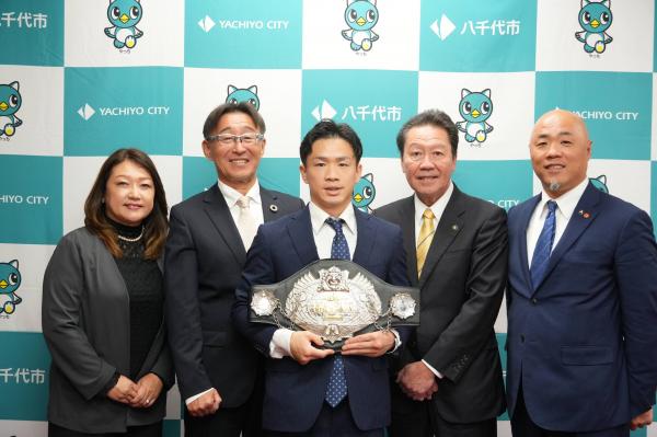 梅津選手と服部市長と嶺岸教育長と三谷大和スポーツジムの皆様