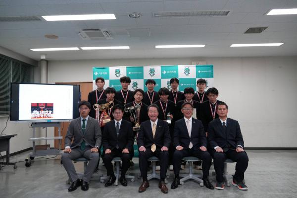 前列左から儀部コーチ、工藤校長、服部市長、嶺岸教育長、藤橋監督、後列選手の皆さん