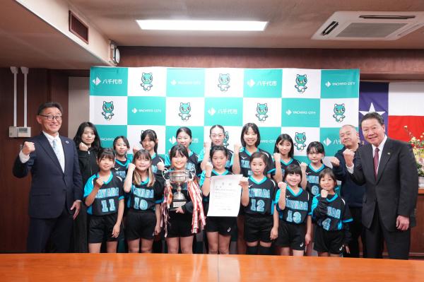 萱田ジュニアバレーボールクラブ表敬訪問記念写真