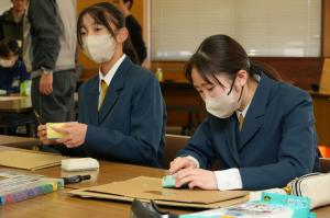 桜の花びら型スタンプを製作する様子（大和田中）