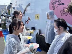 中学生の説明を聴く様子