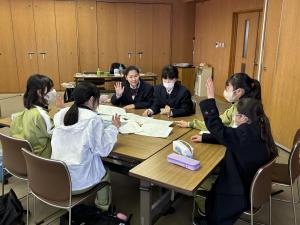 デザインを考案する姿(萱田中)