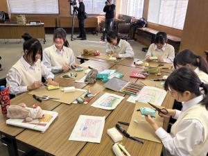 桜の花びら型スタンプを製作する様子(萱田中)