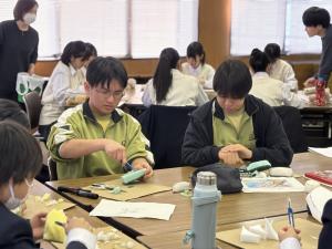 桜の花びら型スタンプを製作する様子(萱田中2)