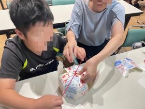 R7年度牛乳パックで野球帽を作ろう講座の様子