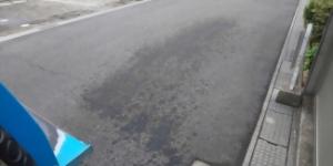 道路に飛散した油