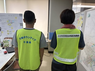ボランティアが着用するビブスの画像