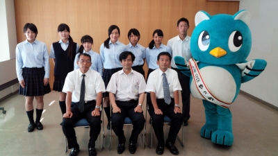 秀明八千代高校の選手と顧問の皆さんの画像