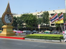 道路に設置されたタイ国旗と国王陛下の写真