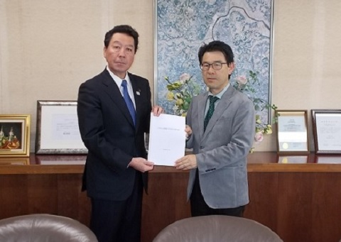 報告書の提出場面画像