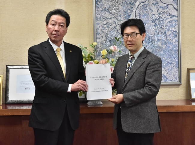 委員長から市長に提言書が提出されました