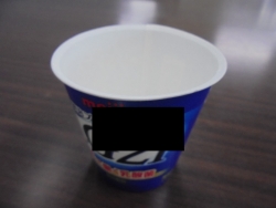 アイスやヨーグルトのカップの画像