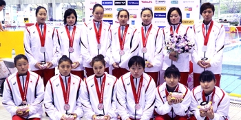 秀明大学女子水球部員含む日本代表チームの画像