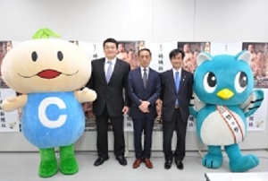 地域新聞社の近間社長、谷川親方、秋葉市長との記念撮影の画像