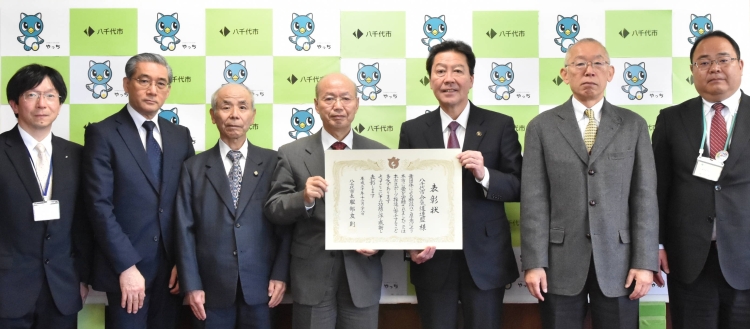 感謝状を持つ合気道連盟様と服部市長