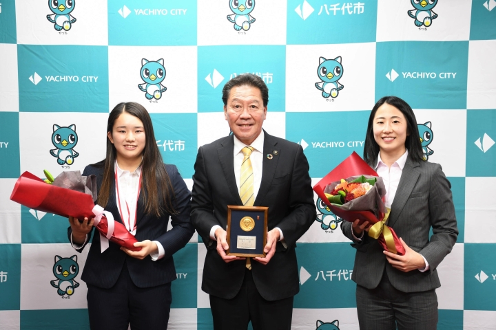 優勝した秀明大学水球クラブの関根選手と鈴木コーチ