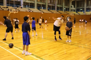 市内中学校の参加者の皆さんと田代コーチ、ラシード ファラーズ選手の画像1